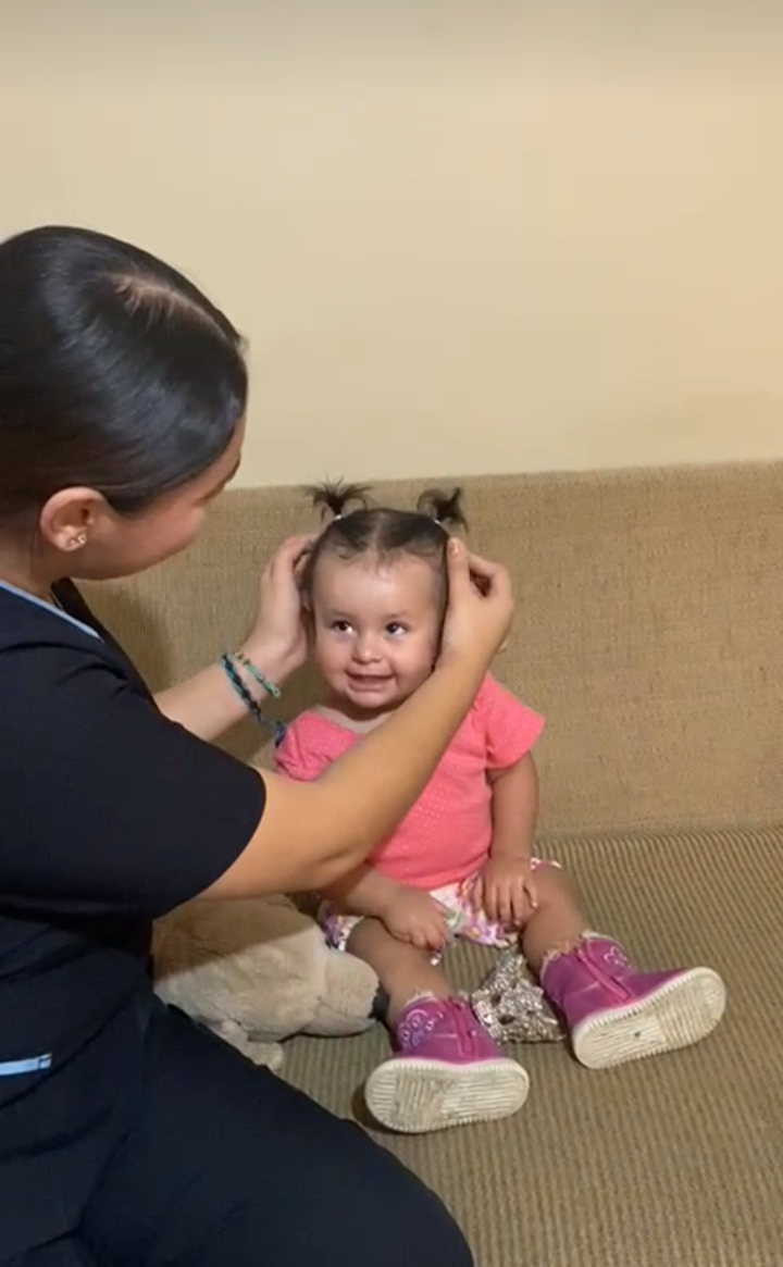 Alexia en una actividad de atención terapéutica